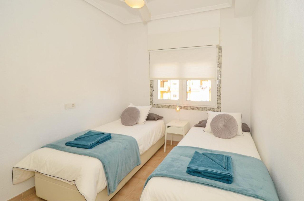 Punta Prima Pleasure With Private Parking In A Gated Community Close To The Beach Torrevieja Exterior photo
